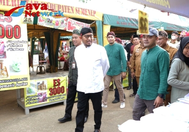 Bupati Sumenep Saat Ngabuburit di Berburu Takjil di Lapangan Gotong Royong Sumenep, Senin (04/04/2023).