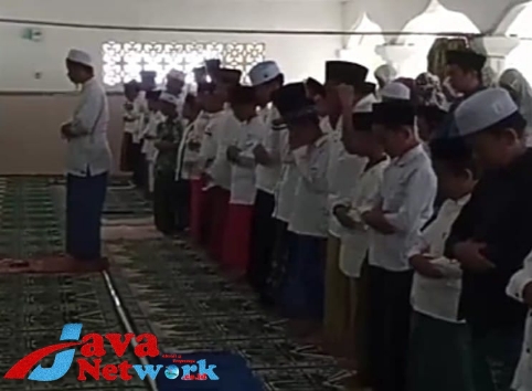 Salah Satu Kegiatan Pondok Ramadhan di MI An-Najah Pasongsongan Dengan Menggelar Sholat Dhuha Bersama