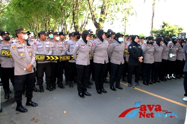 Puluhan Polwan Cantik Saat Pengamanan Aksi Demo AAR di Polres Sumenep