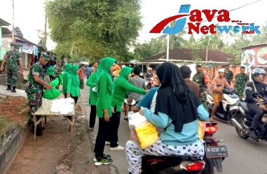 Koramil 0827/05 Lenteng dan Persit Berbagi Takjil Buka Puasa
