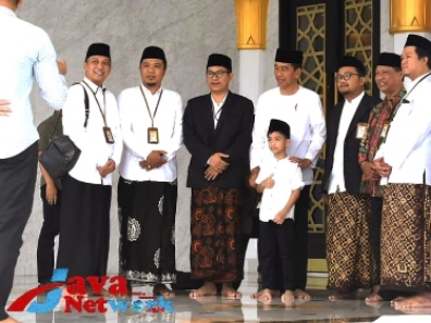 Nikmati Akhir Pekan, Presiden Ajak Cucu Salat Jumat Berjemaah
