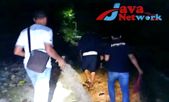 Petugas Saat Mengamankan Terumbu Karang di Desa Pancor Pulau Sapudi