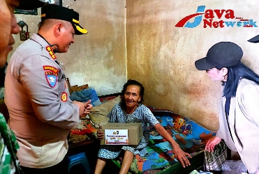 Dirbinmas Polda Jatim Kombes Pol Asep I. Rosadi saat Berbagi Bantuan di Kelurahan Airlangga Gubeng Kertajaya