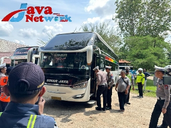 Cek Kesiapan Armada Bus, Satlantas Polres Sumenep Pastikan Bus Layak Jalan Menjelang Lebaran 2023