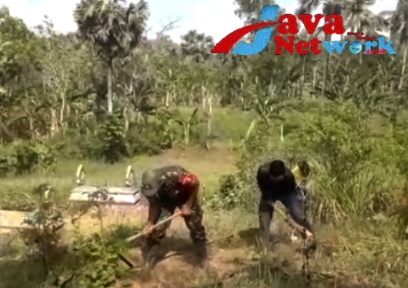 Bersihkan Makam, Babinsa Koramil 0827/14 Batang-Batang Ajak Warga Gotong Royong