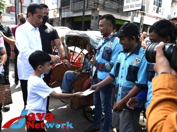 Presiden Bagikan Baksos Kepada Masyarakat di Sejumlah Pasar di Surakarta
