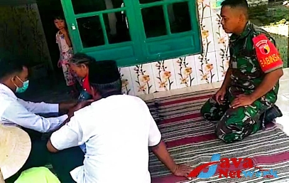 Babinsa Koramil 0827/06 Saronggi Dampingi Nakes Periksa Kesehatan Gratis di Desa Muangan