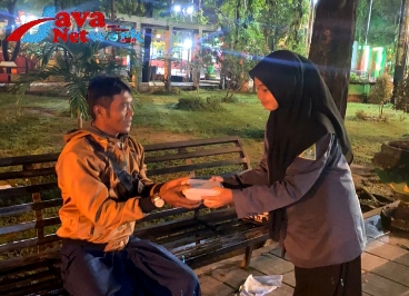 Ajak Kader Amalkan Tri Dharma Perguruan Tinggi, PKPT IPNU-IPPNU STKIP PGRI Sumenep Bagikan Paket Sahur