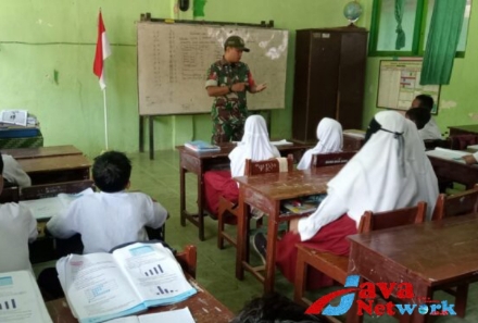 Babinsa Koramil 0827/02 Kalianget Berikan Wasbang Kepada Pelajar SD