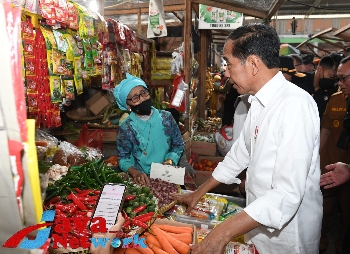 Presiden Jokowi mengunjungi Pasar Kelapa, Kota Cilegon, dalam kunjungan kerjanya ke Provinsi Banten, pada Selasa (11/04/2023). (Foto: BPMI Setpres/Kris)