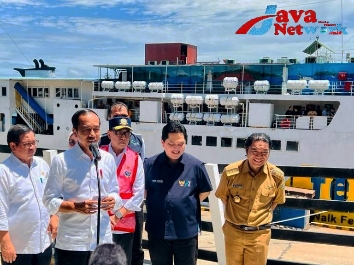 Presiden Jokowi saat memberikan keterangan pers usai meninjau langsung Pelabuhan Merak, Kota Cilegon, Provinsi Banten pada Selasa (11/04/2023).  (Foto: BPMI Setpres/Laily Rachev)