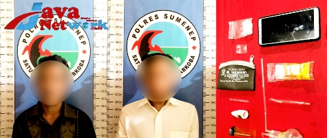 Kedua Tersangka dan Barang Bukti Yang Berhasil Ungkap Satreskoba Polres Sumenep 