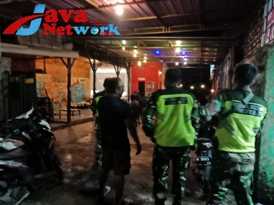 Jaga Kamtibmas Di Bulan Ramadhan, Anggota Koramil 01/Kota Bersama Laksanakan Patroli Malam
