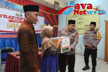 Bidhumas dan Bidkum Polda Jatim Berbagi 100 Paket Sembako Untuk Warga Morokrembangan