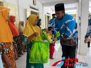 Karutan Kelas III Sumenep Ridwan Susilo Saat Bagikan Baksos kepada Warga Kurang Mampu dan Anak Yatim Piatu di Desa Poja Kecamatan Gapura