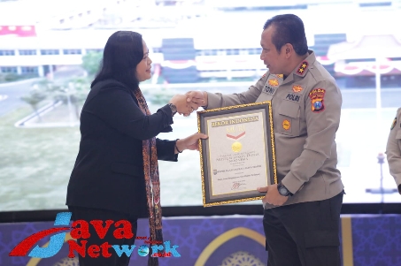 Kapolda Jatim Irjen Pol Toni Harmanto Saat Menerima Piagam Rekor MURI