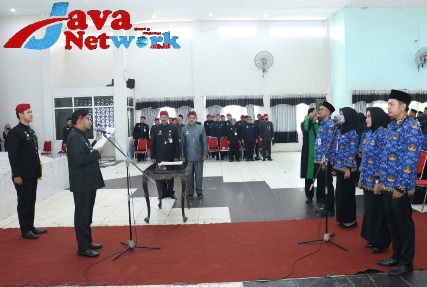 Bupati Sumenep Ra Achmad Fauzi SH MH Saat Melantik 108 PNS di Berbagai Jabatan Fungsional di Lingkungan Pemkab Sumenep
