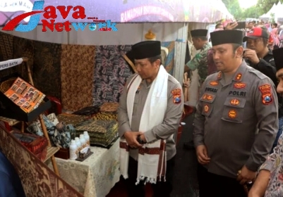 Kapolda Jatim Irjen Pol Toni Harmanto di dampingi Kapolres Ngawi Saat Meninjau Festival Bazar Bhayangkari Ngawi 