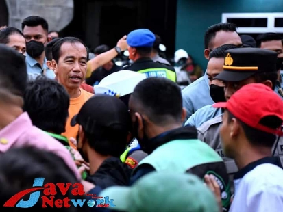 Antusiasme Warga Bogor Antre Sembako dari Presiden Jokowi