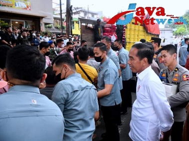 Presiden Jokowi Bagikan Sembako Hingga Hamper Untuk Masyarakat di Kota Bogor
Redaksi