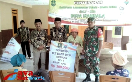 Pastikan Aman, Babinsa Koramil 0827/16 Gapura Dampingi Pembagian BLT-DD Mandala
