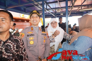 Kapolres Sumenep AKBP Edo Satya Kentriko, SH SIK, MH dan Wakil Bupati Sumenep Hj Dewi Khalifah, SH, MH, MPdi Saat Meninjau Kapal DBS III di Pelabuhan Pelindo Kalianget