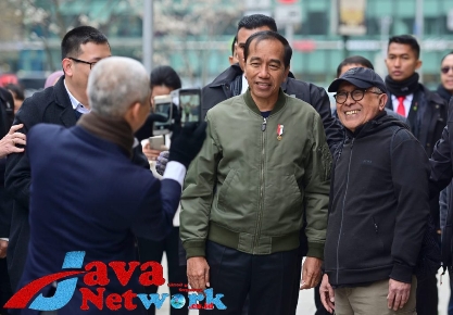Presiden Jokowi jalan pagi dan menyapa masyarakat Indonesia yang berada di sekitar hotel tempatnya bermalam, di Hannover, Jerman, Minggu (16/04/2023) (Foto: BPMI Setpres/Muchlis Jr)