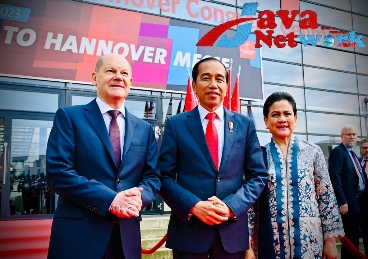 Presiden Jokowi dan Ibu Iriana Joko Widodo disambut Kanselir Jerman Olaf Scholz saat tiba di Hannover Congress Centrum, Hannover, Jerman, Minggu (16/04/2023). (Foto: BPMI Serpres/Laily Rachev)