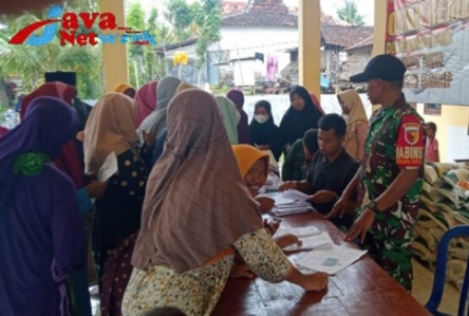 Pastikan Berjalan Aman Dan Lancar, Babinsa Koramil 04/Bluto Dampingi Pembagian Beras Kepada Warga