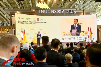 Presiden Jokowi menyampaikan pidato pada pertemuan dengan pebisnis Jerman, di Hall 2 Hannover Fairground, Hannover, Senin (17/04/2023). (Foto: BPMI Setpres)