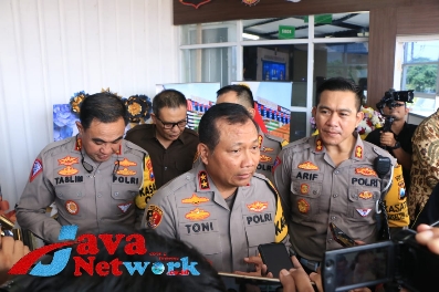 Kapolda Jatim Didampingi Wakapolda dan Dirlantas Polda Jatim Launching Gerai Layanan SIM dan SKCK di Kaza Mal Surabaya