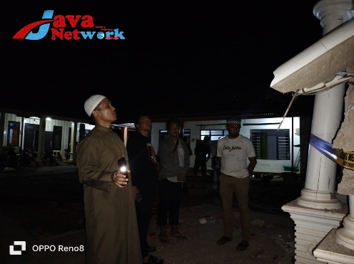 Kapolres Sumenep AKBP Edo Satya Kentriko SH SIK MH Saat Meninjau Langsung Ledakan di Desa Beluk Kenek Kecamatan Ambunten Kabupaten Sumenep 