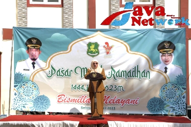 Wabup Sumenep Hj Dewi Khalifah, SH, MH, MPdi Saat Membuka Pasar Murah Ramadhan 2023