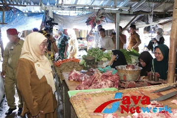 Wabup Sumenep dan Forkopimda Saat Meninjau Langsung Harga dan Ketersediaan Sembako di Pasar Anom Sumenep