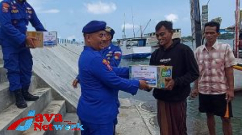 Satpolairud Polres Berbagi Bansos Untuk Nelayan di Sekitar Pelabuhan Kalianget