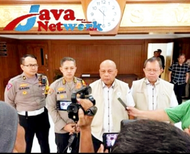 Kompolnas Irjen Pol (Purn) Drs Muji Hartanto dan Dr Wahyu R Saat Mengunjungi Mapolda Jatim