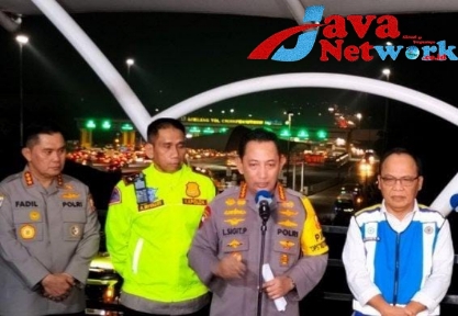 Kapolri Jenderal Polisi Drs Listyo Sigit Prabowo MSi Didampingi Kabaharkam Mabes Polri Komjen Fadil Imran Saat Jumpa Pers di Pos KM 70 Tol Cikampek Jakarta