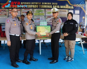 Tinjau Posyan dan Pos Terpadu, Kapolres Sumenep Serahkan Bingkisan Kepada Petugas Piket