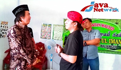 Ketua PJI Sumenep Igusty Madani dengan Pengusaha Muda Asal Desa Juluk Saat Menggelar Santunan Anak Yatim
