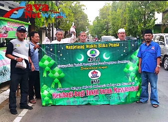 Ketua MP3S sekaligus Ketua HSNI Sumenep, Musahnan, SE Bersama Anggota Saat Gelar Bagi-bagi Takjil di Jalan Dr Cipto Selatan Kantor PLN Sumenep 
