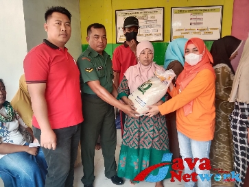Pastikan Berjalan Aman dan Lancar, Babinsa Koramil 0827/06 Saronggi Dampingi Pembagian Beras Pada Warga Binaan