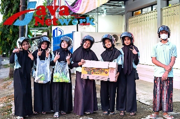 Anggota Madin MAN Sumenep Berjibaku Memberikan Takjil