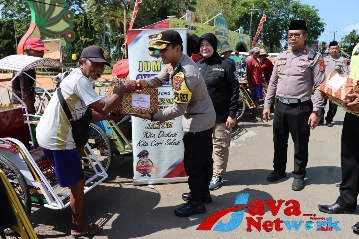 Gelar Jum'at Curhat Berbagi Bersama Ojol dan Abang Becak, Kapolres Sumenep Himbau Kamtibmas dan Kamtibcarlantas