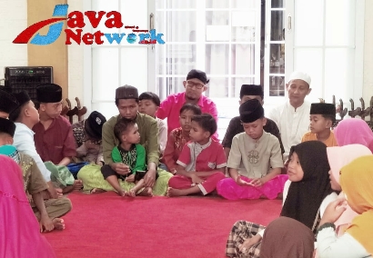 Bupati Sumenep Ra Achmad Fauzi, SH, MH Saat Duduk Bersama Dengan Ratusan Anak Yatim di Rumah Pribadi di Desa Torbang Kecamatan Batuan Sumenep