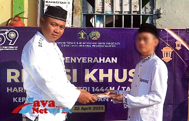 Kepala Rutan Kelas III Sumenep Ridwan Susilo Menyerahkan SK Remisi Kepada WBP
