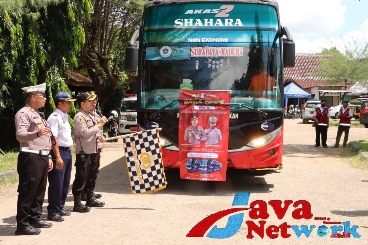 Kapolres Sumenep AKBP Edo Satya Kentriko SH SIK MH Didampingi Wakapolres dan Kasat Lantas Polres Sumenep Melepas Bus Bagi Balik Mudik Gratis