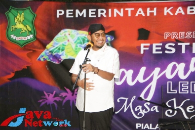 Bupati Sumenep Ra Achmad Fauzi SH MH Saat Membuka Resmi Festival Layang-Layang LED di Pantai Lombang Kecamatan Batang-Batang
