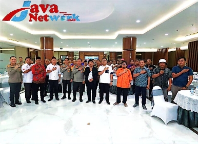Kapolda Jatim Irjen Pol Dr. Toni Harmanto, MH saat Menggelar Silaturahmi Dengan Perwakilan Buruh se-Jawa Timur di Aula Mahameru Polda Jatim