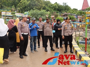 Kapolres Sumenep AKBP Edo Satya Kentriko, SH, SIK, MH didampingi Kasat Lantas AKP Alimuddin Nasution, SH, MH dan Kasi Humas Polres Sumenep AKP Widiarti, SH