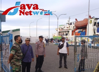 Monitoring Keberangkatan Kapal, Babinsa Koramil 02 Kalianget Laksanakan Pengamanan Di Pelabuhan Gersik putih
